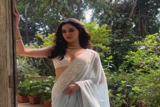 'Ladkiwale taiyyar hai,' says Ananya Panday as she dazzles in white saree ahead of cousin Alanna's wedding