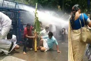 Youth Congress Legislative Assembly March  Youth Congress  Legislative Assembly March  Massive Conflict on Youth Congress March  Police used Cannon various times  യൂത്ത് കോണ്‍ഗ്രസിന്‍റെ നിയമസഭ മാര്‍ച്ചില്‍  നിയമസഭ മാര്‍ച്ചില്‍ വന്‍ സംഘര്‍ഷം  യൂത്ത് കോണ്‍ഗ്രസ്  ജലപീരങ്കി പ്രയോഗിച്ച് പൊലീസ്  മരക്കഷ്‌ണങ്ങളെറിഞ്ഞ് പ്രവര്‍ത്തകര്‍  കോലം കത്തിച്ചു  മാധ്യമപ്രവർത്തകർക്ക് പരിക്കേറ്റു  സ്‌പീക്കറുടെ ഓഫിസിന് മുന്നില്‍  എംഎൽഎമാർക്കെതിരെ കേസ്  എംഎൽഎമാർ