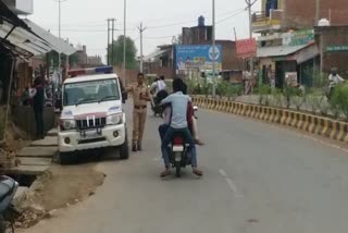 man carries body on bike in Uttar Pradesh