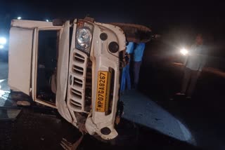 Loading vehicle overturned on highway in Shivpuri