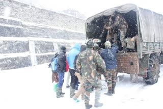 indian-army-rescues-1000-tourists-after-heavy-snowfall