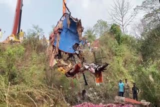 ലോറി മറിഞ്ഞ് മൂന്നുപേർ മരണപ്പെട്ടു  മലപ്പുറം  മലപ്പുറം വാര്‍ത്തകള്‍  ലോറി താഴ്‌ചയിലേക്ക് മറിഞ്ഞുള്ള അപകടം  lorry accident Malappuram  Malappuram news  വളാഞ്ചേരിയില്‍ ലോറി താഴ്‌ചയിലേക്ക് മറിഞ്ഞ്  Three die after lorry plunge into gorge