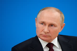 International court issues war crimes warrant for Putin