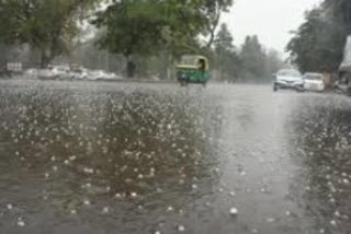 दिल्ली में बेमौसम बारिश के साथ ओलावृष्टि