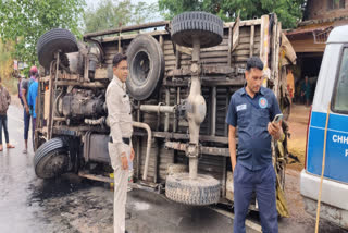 Truck full of liquor overturned in Bilaspur