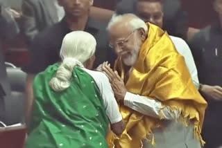 Prime Minister touched the feet of a Tamil old woman  PM Modi touched the feet of Papammal  Modi touched the feet of Tamil old woman Papammal  Papammal  PM Modi  പാപ്പമ്മാളിന്‍റെ കാല്‍ തൊട്ട് വണങ്ങി മോദി  നരേന്ദ്ര മോദി  പ്രധാനമന്ത്രി നരേന്ദ്ര മോദി  പ്രധാനമന്ത്രി  തമിഴ്‌നാട് ബിജെപി അധ്യക്ഷന്‍ അണ്ണാമലൈ  ഗ്ലോബല്‍ മില്ലറ്റ്‌സ് കോണ്‍ഫറന്‍സ്  പാപ്പമ്മാള്‍  പത്‌മശ്രീ പാപ്പമ്മാള്‍  ചിന്നപിള്ള  അടല്‍ ബിഹാരി വാജ്‌പേയ്