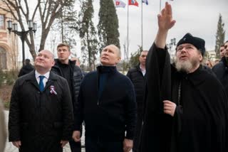 Putin visits Crimea