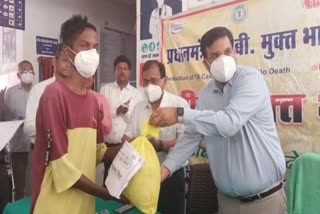 District administration distributed kits among TB patients in Pakur