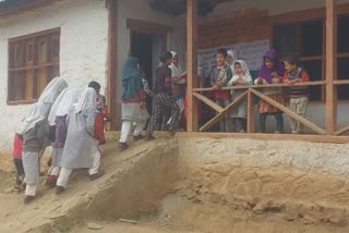 سوپور کے مربل گاؤں میں دو کمروں پر مشتمل اسکول خستہ حالی کا شکار