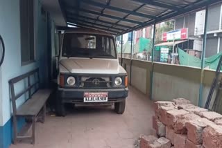 vehicle out of fitness  vehicle out of fitness trapped  trapped inside Hospital premises  Hospital premises  Payyannur  നിര്‍മാണം വേഗത്തിലായതോ  പൊളിച്ചു മാറ്റാൻ നിശ്ചയിക്കപ്പെട്ട വാഹനം  ആശുപത്രി കോമ്പൗണ്ടിന്‍റെ മതിൽ കെട്ടിനുള്ളിലായി  ആശുപത്രി  പയ്യന്നൂർ  വാഹനം  വാഹനം മതിൽ കെട്ടിനുള്ളിലായി  ടാറ്റാ സുമോ