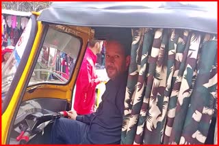 रामपुर में यूनिफॉर्म पहने नजर आ रहे ऑटो चालक
