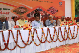 मंत्री डॉ. देवेश चतुर्वेदी ने कहा- प्रयोगात्मक खेती से किसानों को होगा निश्चित फायदा.
