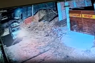 grain theft from shop in Dholpur, incident captured in CCTV