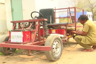 ಎಲೆಕ್ಟ್ರಿಕ್​ ಕಾರು ರೂಪಿಸಿದ ಆಟೋ ಚಾಲಕ