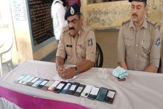 Ahmedabad Police : દરિયાપુર પોલીસે દાખવી સક્રિયતા, ટ્રેસ કરી શોધેલા આટલા બધા મોબાઇલ ફોન પરત સોંપ્યાં