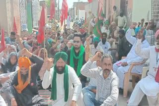 The farmer and labor organizations stopped the attachment of the house of the labor family by staging a dharna