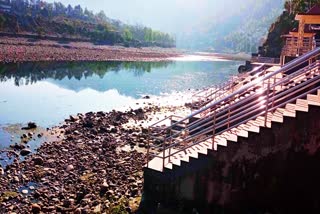 अलकनन्दा नदी में जल का अभाव देखने को मिल रहा है