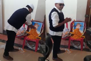 On Martyrs Day MLA Irfan Ansari paid tribute by wearing shoes in Jharkhand assembly premises