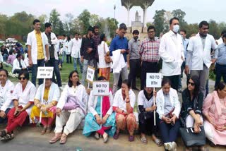 Resident doctors of SMS support private doctors,  protesting against Right to Health Bill