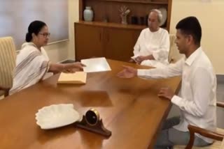 Mamata Banerjee meets Naveen Patnaik at his Bhubaneswar House