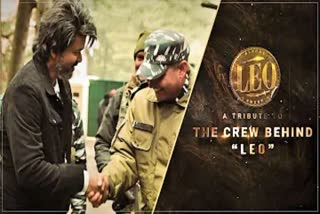 lokesh kanagaraj thalapathy vijay  thalapathy vijay leo movie crew  leo movie crew hard working in kashmir  leo movie crew hard working in kashmir viral video  ಕೊರೆಯುವ ಚಳಿಯಲ್ಲಿ ಲಿಯೋ ಶೂಟಿಂಗ್  ಸಿಬ್ಬಂದಿ ಶ್ರಮಕ್ಕೆ ವಿಶೇಷ ವಿಡಿಯೋ ಮೂಲಕ ಧನ್ಯವಾದ  ಧನ್ಯವಾದ ಅರ್ಪಿಸಿದ ನಿರ್ಮಾಪಕರು  ತಮಿಳು ಸ್ಟಾರ್ ವಿಜಯ್ ದಳಪತಿ  ದಳಪತಿ ಅವರ ಹೊಸ ಚಿತ್ರ ಲಿಯೋ ಕಾಶ್ಮೀರದಲ್ಲಿ ಶೂಟಿಂಗ್  ಕೊರೆಯುವ ಚಳಿಯಲ್ಲಿ ತಮ್ಮ ಸಿಬ್ಬಂದಿಯ ಶ್ರಮಕ್ಕೆ ಧನ್ಯವಾದ  ವಿಜಯ್ ದಳಪತಿ ವರಸುಡು ಚಿತ್ರ  ತೆಲುಗಿನಲ್ಲಿ ತಮ್ಮ ಚೊಚ್ಚಲ ಚಿತ್ರದೊಂದಿಗೆ ಯಶಸ್ಸ  ಸಂವೇದನಾಶೀಲ ನಿರ್ದೇಶಕ ಲೋಕೇಶ್ ಕನಕರಾಜ್  ಲೋಕೇಶ್ ಕನಕರಾಜ್ ಅವರ ನಿರ್ದೇಶನ