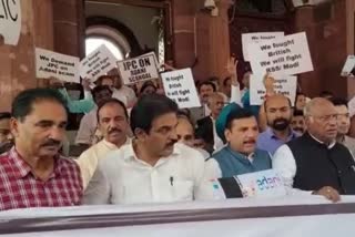 The protesting Opposition MPs were arrested  rahul gandhi  rahul gandhis modi statement  Vijay Chowk protest  opposition mps arrested  വിജയ് ചൗക്കിൽ പ്രതിപക്ഷ പ്രതിഷേധം  പ്രതിപക്ഷ പ്രതിഷേധം ന്യൂഡൽഹി  രാഹുൽ ഗാന്ധി  അദാനി വിഷയത്തിൽ അന്വേഷണം ആവശ്യപ്പെട്ട് മാർച്ച്  പ്രതിപക്ഷ പ്രതിഷേധം എംപിമാരെ അറസ്റ്റ് ചെയ്‌തു  മോദി പരാമർശം രാഹുൽ ഗാന്ധി  പ്രതിപക്ഷത്തിന്‍റെ മാർച്ച്