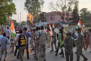 Congressmen protest in front of BJP office