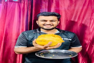 Bhuj Food: ભુજનો ભડવીર, 2.65 કિલોનું સૌથી મોટું વડાપાવ તૈયાર કરી રેકોર્ડ બનાવ્યો
