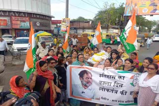 راہل گاندھی کی حمایت میں خواتین کا احتجاج