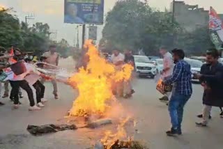 NSUI workers burn effigy of Narendra Modi