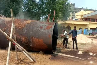 Blast at Petrol Pump in Belda during an old Oil Tanker was cutting by Gas Cutter