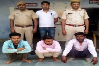 Dholpur police arrested three people,  illegal Chambal gravel