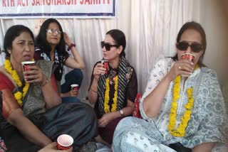 Sikar doctors broke hunger strike