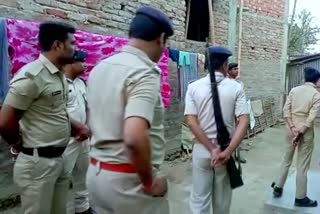 रेड लाइट एरिया में पुलिस ने की छापेमारी