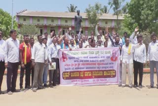 protest-agaist-addanda-karyappa-in-mandya