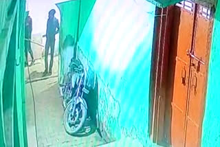 Bike theft in Dholpur, incident captured in CCTV
