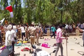 Stones pelted on Yediyurappas house  karnataka news  malayalam news  internal reservation protest  Yediyurappa  Banjara community  Banjara community protest  യെദ്യൂരപ്പ  ബഞ്ചാര സമുദായത്തിന്‍റെ പ്രതിഷേധം  ബഞ്ചാര സമുദായം  കർണാടക വാർത്തകൾ  മലയാളം വാർത്തകൾ  പ്രതിഷേധ മാർച്ച്