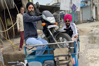 Now another photo of Amritpal getting a puncture has surfaced