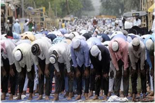 Representative image of people offering Namaz