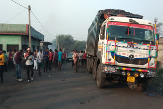 Youth block road demanding employment in Pakur