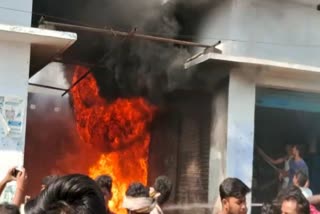 बगहा में अवैध पेट्रोल डीजल की दुकान में लगी आग