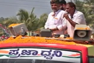 KPCC Chief Shivakumar 'throws' currenty notes from campaign bus