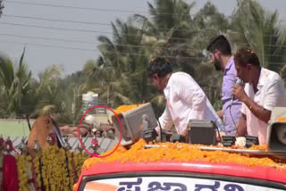 DK Shivakumar  throwing Rs 500 currency notes  Praja Dhwani Yatra  Karnataka Congress Chief DK Shivakumar  Karnataka Congress Praja Dhwani Yatra  DK Shivakumar viral video  national news  malayalam news  currency throwing on road show  കർണാടക നിയമസഭ തെരഞ്ഞെടുപ്പ്  ഡി കെ ശിവകുമാർ  കർണാടക കെ പി സി സി അധ്യക്ഷൻ  500 രൂപ നോട്ടുകൾ എറിഞ്ഞു  ഡി കെ ശിവകുമാർ റോഡ് ഷോ  ഡി കെ ശിവകുമാർ വിവാദ വീഡിയോ  ദേശീയ വാർത്തകൾ