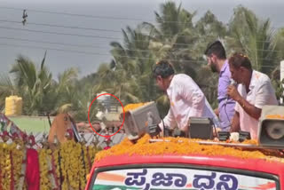 மக்களை நோக்கி ரூ.500 நோட்டுகளை வீசிய டி.கே.சிவக்குமார்