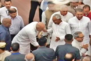 chandrashekhar touched feet of cm nitish