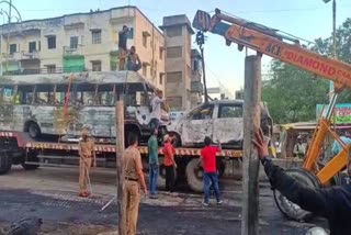 MH Police public vehicles set on fire: બે જૂથો વચ્ચે અથડામણ દરમિયાન પોલીસના જાહેર વાહનોને આગ ચાંપી