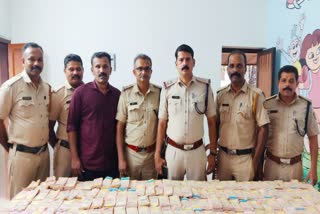 banned notes  banned 1000rs notes police seized in kasargod  kasrgod badiyadukka  banned notes seized  banned notes police seized  banned 1000rs notes police seized  badiyadukka  നിരോധിച്ച ആയിരം രൂപ നോട്ടുകൾ പിടികൂടി  മുണ്ട്യത്തടുക്ക  ബദിയടുക്ക  ബദിയടുക്കയിൽ ഒരു കോടിയുടെ നിരോധിച്ച നോട്ടുകൾ  ഒരു കോടിയുടെ നിരോധിച്ച ആയിരം രൂപ നോട്ടുകൾ  ആളില്ലാത്ത വീട്ടിൽ നിരോധിച്ച നോട്ടുകൾ  നിരോധിച്ച നോട്ടുകൾ പിടികൂടി  ആൾതാമസമില്ലാത്ത വീട്ടിൽ നോട്ട് കെട്ടുകൾ  കാസർകോട് വാർത്തകൾ