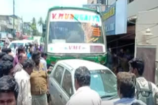 CCTV video: ஓட்டுனர் கவனக்குறைவால் சாலையோரம் நின்றவர்கள் மீது மோதிய பேருந்து; 2 பேர் காயம்