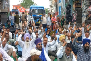 Protest For Justice: The people of the area staged a dharna at Jhungia for justice to the victim's family