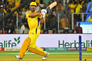 stephen fleming on csk  stephen fleming on csk skipper ms dhoni fitness  Indian Premier League 2023  Gujarat Titans vs Chennai Super Kings  ಈಗ ಧೋನಿಗೆ ಆಡಲು ಸಾಧ್ಯವಿಲ್ಲ  ಸಿಎಸ್‌ಕೆ ಕೋಚ್  ಧೋನಿ ಒಬ್ಬ ಶ್ರೇಷ್ಠ ನಾಯಕ  ಸಿಎಸ್‌ಕೆ ಕೋಚ್ ಸ್ಟೀಫನ್ ಫ್ಲೆಮಿಂಗ್  ಇಂಡಿಯನ್ ಪ್ರೀಮಿಯರ್ ಲೀಗ್  ಚೆನ್ನೈ ಸೂಪರ್ ಕಿಂಗ್ಸ್ ನಾಯಕ ಎಂಎಸ್ ಧೋನಿ  ಮೊದಲ ಪಂದ್ಯದಲ್ಲಿ ಗುಜರಾತ್ ವಿರುದ್ಧ ಧೋನಿ